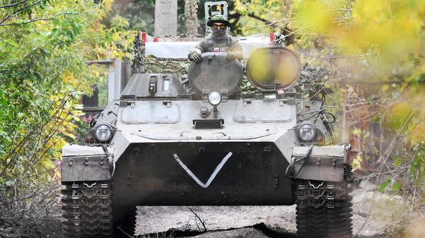 Транспортер Мт-ЛБ механизированных войск армии РФ в зоне спецоперации - Sputnik Латвия