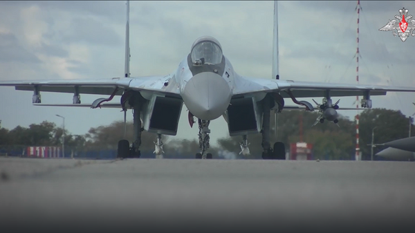Боевые вылеты самолетов Су-35С ВКС России - Sputnik Латвия