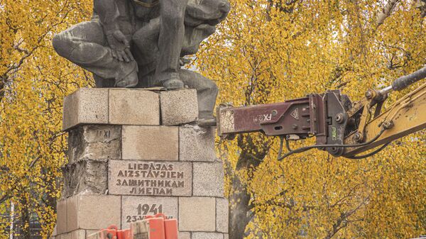 Снос памятника защитникам Лиепаи, 25 октября 2022 года  - Sputnik Латвия