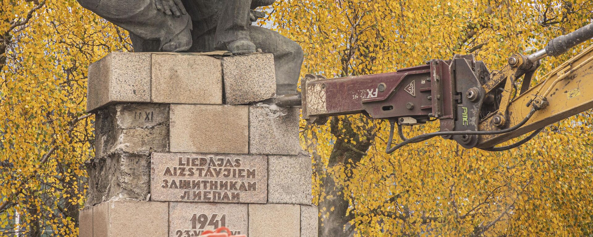 Снос памятника защитникам Лиепаи, 25 октября 2022 года  - Sputnik Латвия, 1920, 16.11.2022