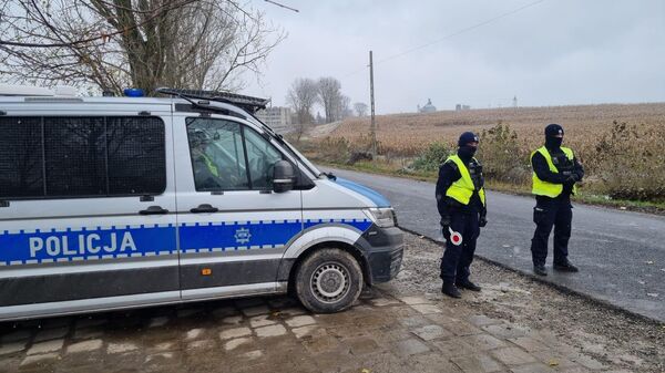 Полиция оцепила место падения ракеты в районе польского населенного пункта Пшеводув, Люблинское воеводство - Sputnik Латвия