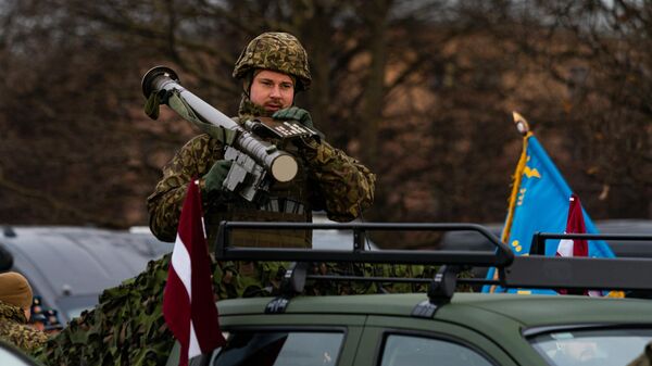 Латвийский военнослужащий во время парада в Риге - Sputnik Латвия