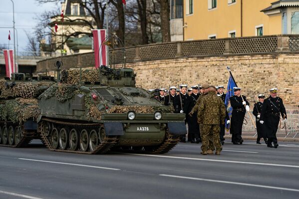Значительное количество людей собралось в Риге, чтобы посмотреть военный  парад, посвященный 104-й годовщине провозглашения Латвии. - Sputnik Латвия