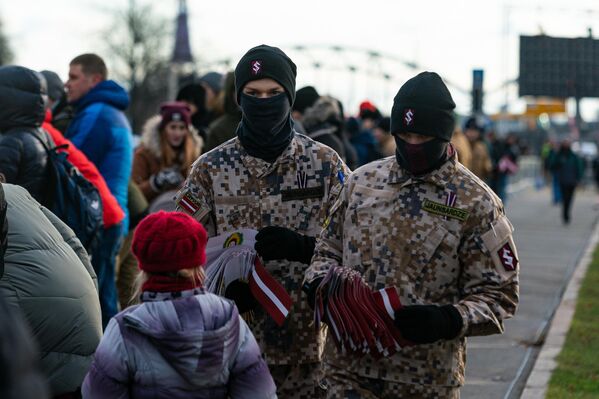 В параде приняли участие около 1500 солдат, земессаргов, полицейских, пограничников, пожарных и яунсаргов. - Sputnik Латвия