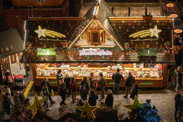 Люди на рождественской ярмарке во Франкфурте-на-Майне. Ярмарка работает с 21 ноября по 22 декабря. Это один из крупнейших и старейших рождественских базаров в Германии. - Sputnik Латвия