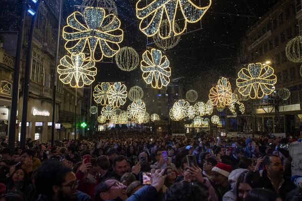 Люди собрались здесь в Виго, чтобы посмотреть на включение рождественской иллюминации. - Sputnik Латвия