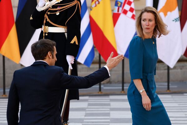 Президент Франции Эммануэль Макрон приветствует премьер-министра Эстонии Каю Каллас в Версальском дворце. - Sputnik Латвия