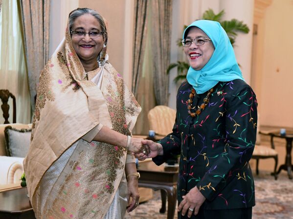 Премьер-министр Бангладеш Шейх Хасина (слева) приветствует президента Сингапура Халиму Якоб (справа). - Sputnik Латвия