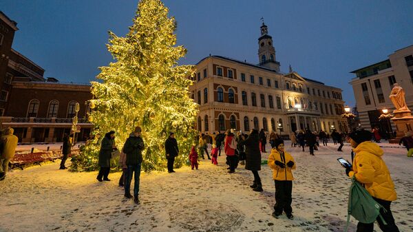 На Домской площади в Риге открылась Рождественская ярмарка  - Sputnik Латвия