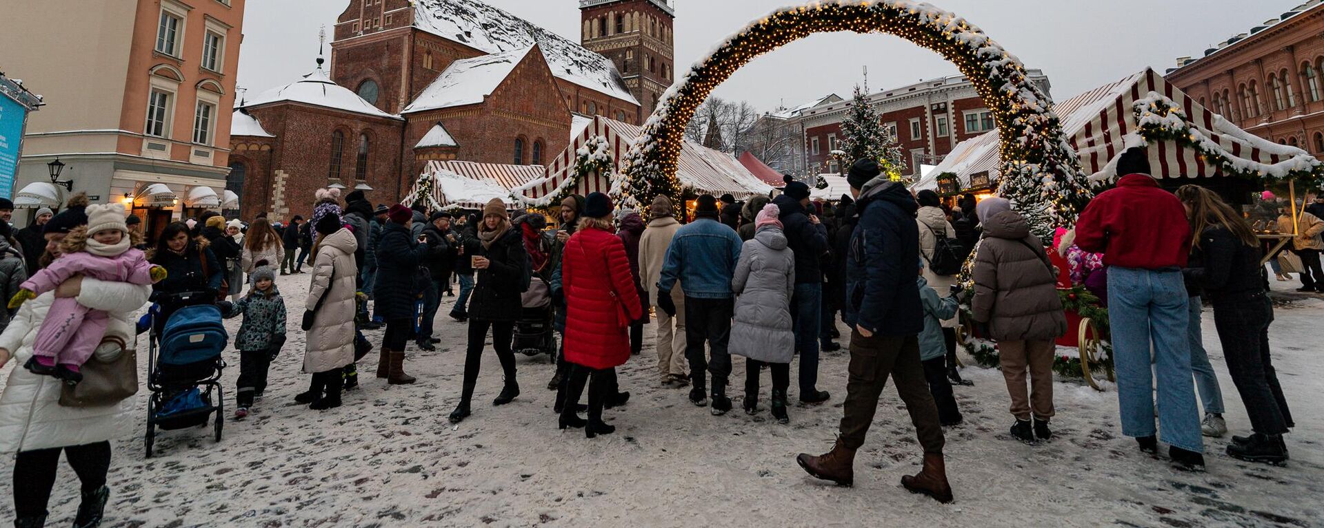 На Домской площади в Риге открылась Рождественская ярмарка  - Sputnik Латвия, 1920, 29.12.2022