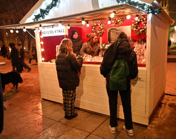 В палатках в городке предлагаются сладости, ароматные чаи, кофе, горячее вино, создающие атмосферу Рождества. - Sputnik Латвия
