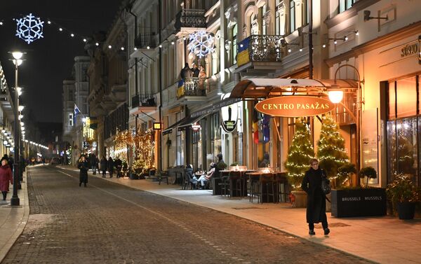 Создают рождественское настроение в Вильнюсе и празднично украшенные витрины зданий. - Sputnik Латвия