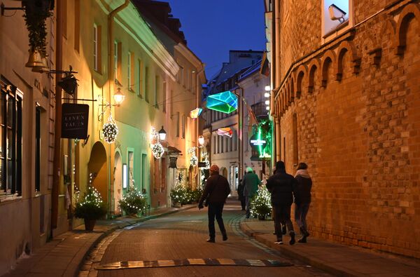 На фото: жители прогуливаются по улочкам Старого города. - Sputnik Латвия