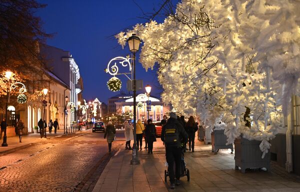На фото: жители прогуливаются по улицам Вильнюса. - Sputnik Латвия