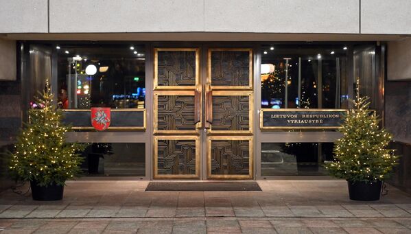 На фото: украшенное к Рождеству здание правительства Литвы. - Sputnik Латвия