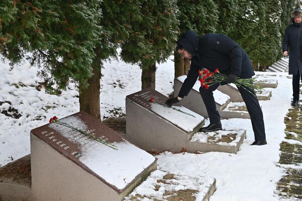 Представители посольства возложили цветы к воинским захоронениям. - Sputnik Латвия