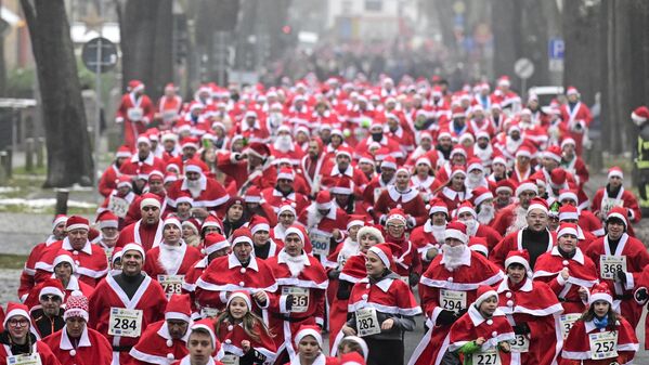 Жители немецкого Михендорфа в костюмах Санта-Клауса приняли участие в ежегодном рождественском забеге. - Sputnik Латвия