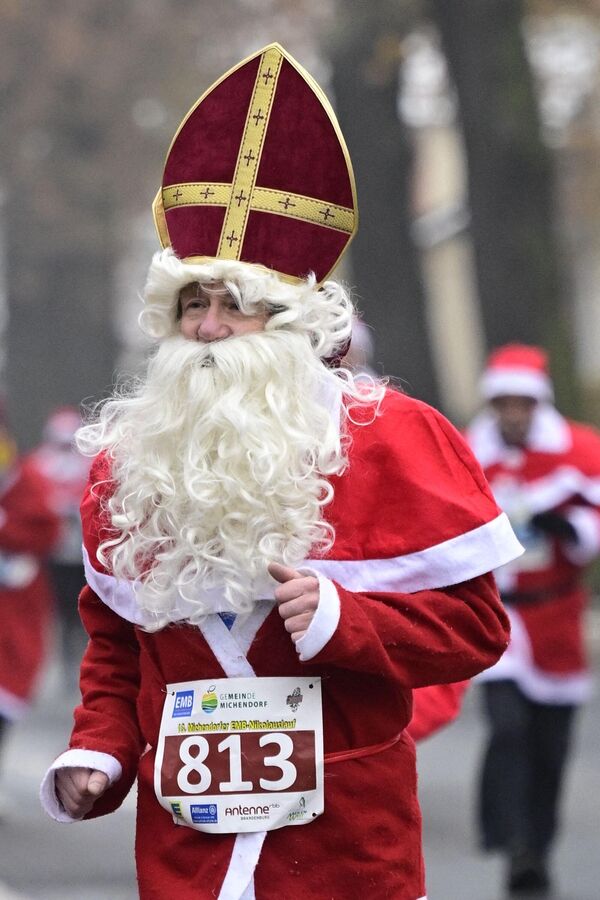 Святой Николаус в Германии выглядит как епископ, на голове у него мирта. - Sputnik Латвия