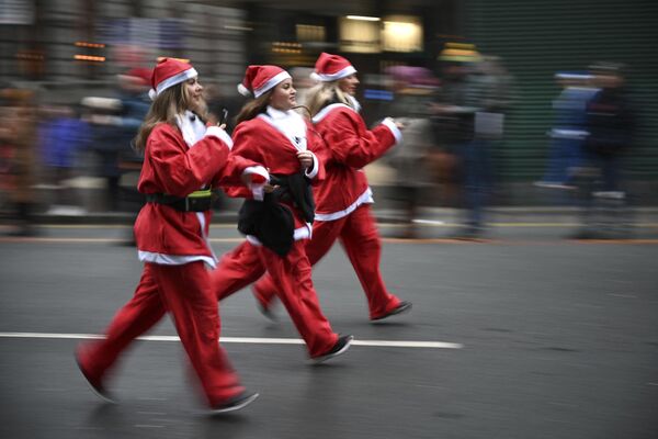 Ежегодный пятикилометровый забег Санта-Клаусов состоялся в Ливерпуле. - Sputnik Латвия