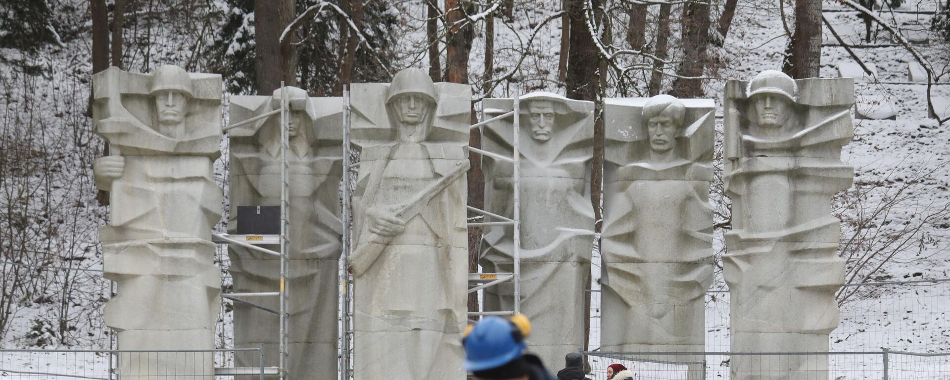 Демонтаж мемориала советским воинам на Антакальнисском кладбище в Вильнюсе - Sputnik Латвия, 1920, 10.12.2022