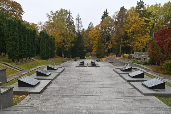 Мемориал на Антакальнисском кладбище был создан в 1951 году. Там захоронено более трех тысяч солдат Красной армии. В 1984 году на мемориале установили шесть стел, изображающих бойцов разных родов войск. - Sputnik Латвия