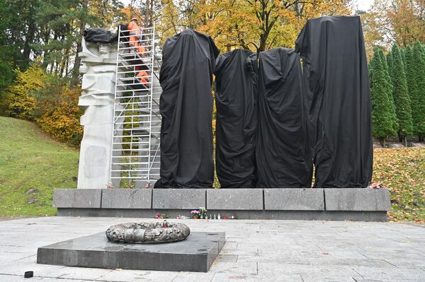 Этим летом власти Вильнюса приняли решение о сносе мемориала, сделать это планировалось до 1 ноября. - Sputnik Латвия