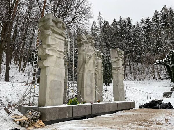 Во время демонтажа скульптуры, символизирующие воинов-освободителей, были разобраны на части.  - Sputnik Латвия