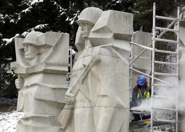 На фото: процесс демонтажа скульптур. - Sputnik Латвия