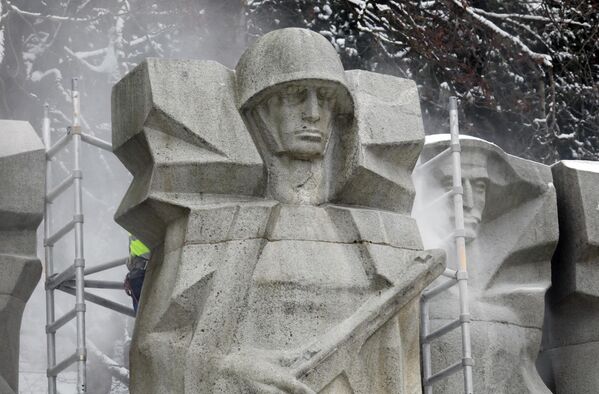 На фото: процесс демонтажа скульптур. - Sputnik Латвия
