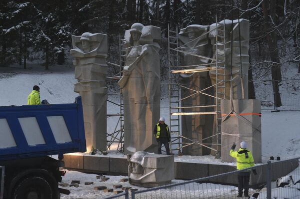 Уже в четверг все шесть скульптур были демонтированы и вывезены с территории мемориала. - Sputnik Латвия