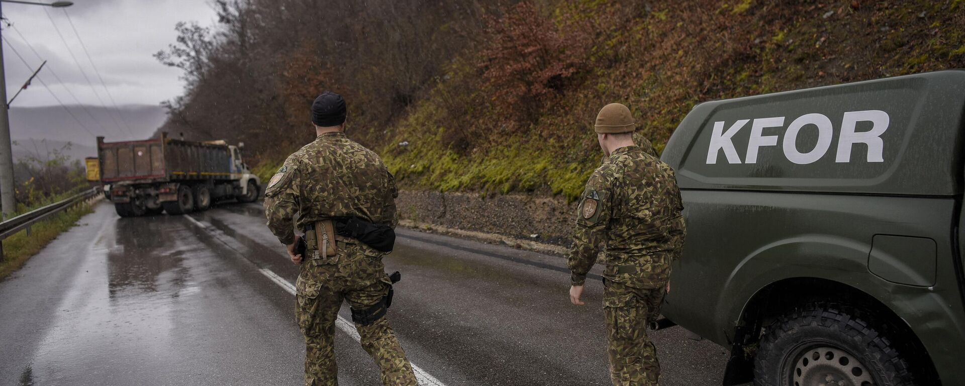 Солдаты миссии KFOR под руководством НАТО осматривают баррикаду, установленную этническими сербами возле города Зубин Поток (северное Косово) - Sputnik Латвия, 1920, 12.12.2022