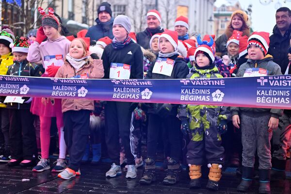 На фото: дети на старте Рождественского забега. - Sputnik Латвия