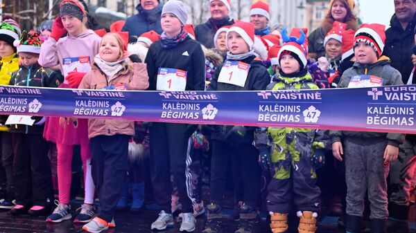 Дети на Рождественском забеге в Вильнюсе - Sputnik Латвия