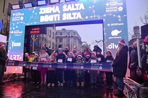 Рождественский забег открыли юные любители спорта. - Sputnik Латвия