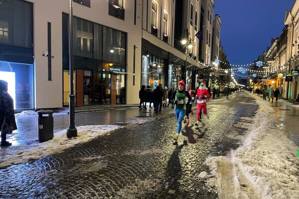 Маршрут, проложенный по живописным улицам Старого города столицы, позволил участникам забега полюбоваться украшенным к Рождеству вечерним Вильнюсом. - Sputnik Латвия