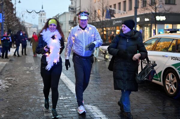 На фото: участники Рождественского забега в Вильнюсе. - Sputnik Латвия