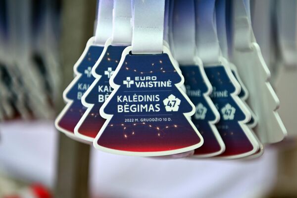 Каждый участник забега получил на память медаль. - Sputnik Латвия