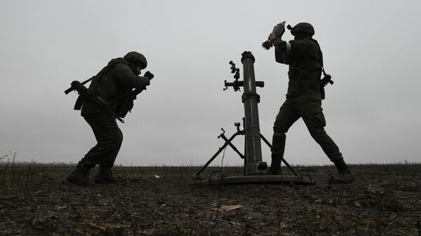 Работа минометного расчета ВС РФ в зоне спецоперации - Sputnik Латвия