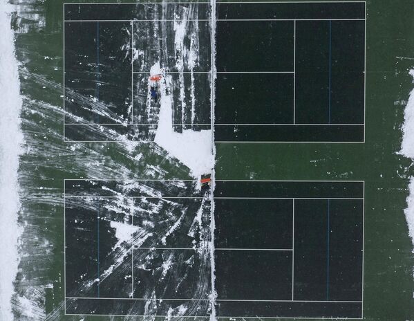 Уборка снега с теннисного корта в Бренчли, юго-восточная Англия - Sputnik Латвия