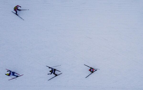Отдыхающие на одной из трасс лыжного комплекса &quot;Тирвас&quot; (беговые лыжи) в Кировске - Sputnik Латвия