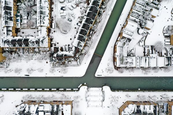 Крыши домов, покрытые снегом, вокруг канала в Уоппинге, восточный Лондон - Sputnik Латвия