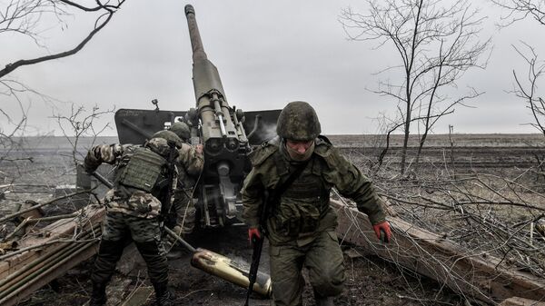 Работа артиллерийского расчета гаубицы Гиацинт ВС РФ в зоне спецоперации - Sputnik Латвия