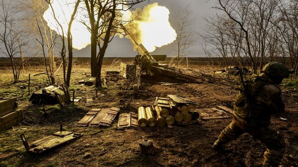 Работа артиллерийского расчета ВС РФ в зоне спецоперации - Sputnik Латвия