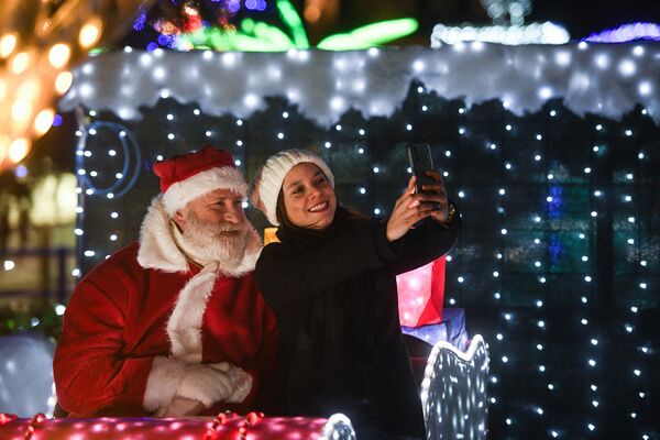 Человек в костюме Санта-Клауса фотографируется с девушкой в Италии. - Sputnik Латвия