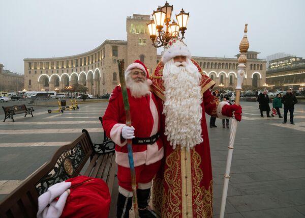 Дед Мороз из Великого Устюга и Санта-Клаус (слева) на площади Республики в Ереване. - Sputnik Латвия