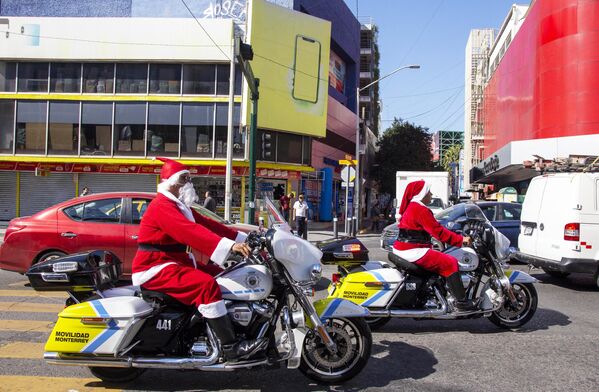 Полицейские в костюмах Санта-Клауса на мотоциклах в Мексике. - Sputnik Латвия