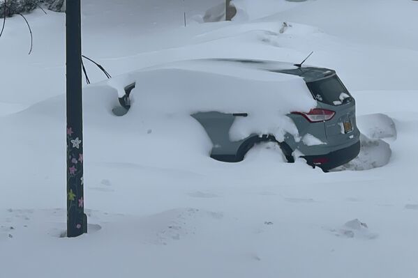 Занесенный снегом автомобиль в Буффало, штат Нью-Йорк, 25 декабря 2022 года. - Sputnik Латвия