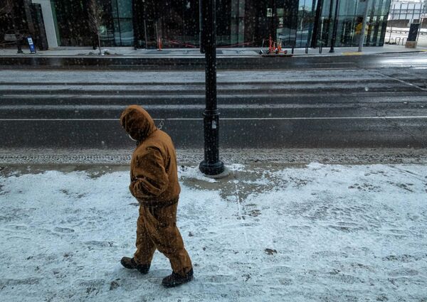 Мужчина на одной из улиц в центре Нэшвилла, 23 декабря 2022 года. - Sputnik Латвия