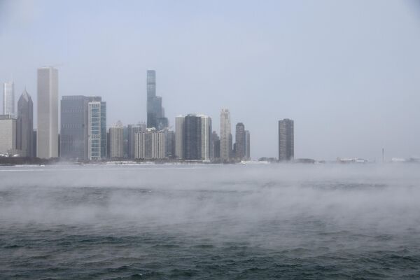 Туман поднимается над озером Мичиган в Чикаго, где температура достигла -6F (-21C), 23 декабря 2022 года. - Sputnik Латвия