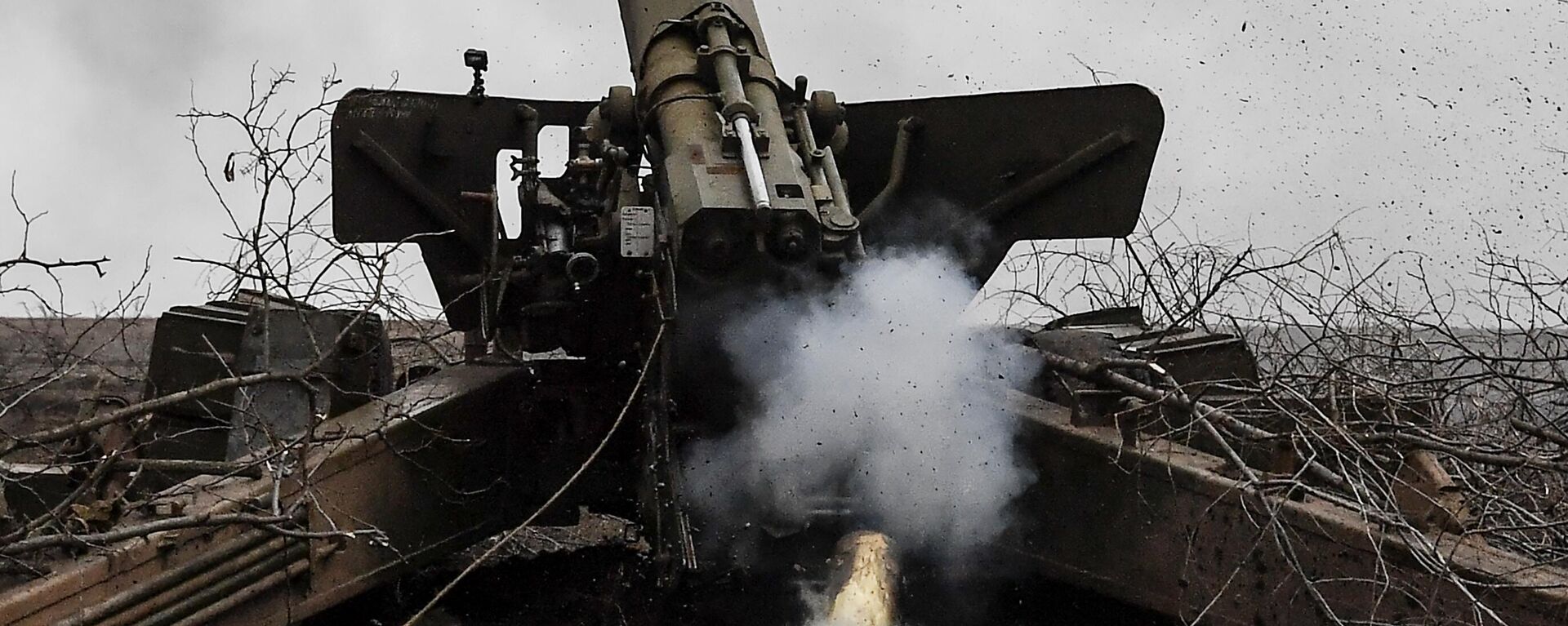 Работа артиллерийского расчета ВС РФ в зоне спецоперации - Sputnik Латвия, 1920, 26.12.2022